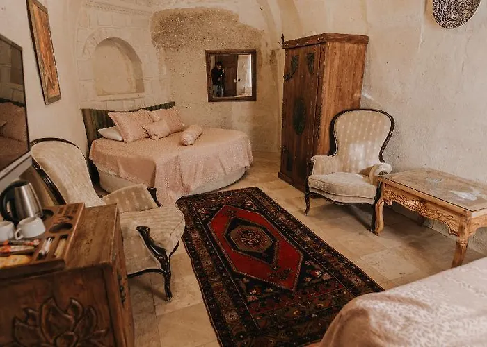 Готель Cave 4*